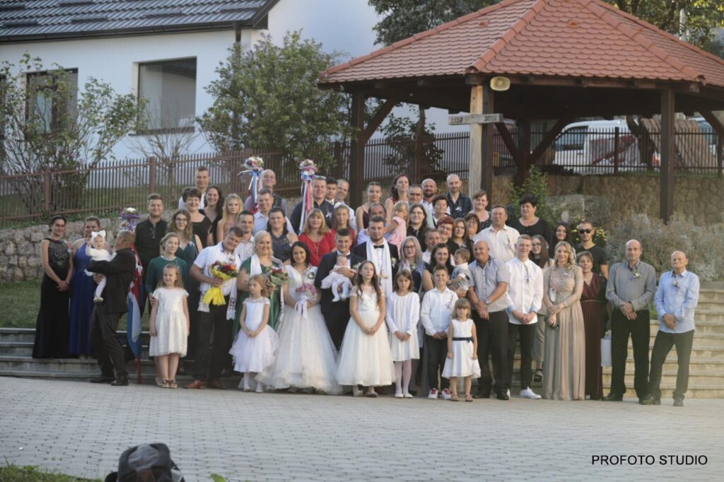 240437419_889403068448940_4654672818621666354_n