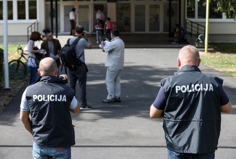 Drama ispred Osnovne škole Krapinske Toplice i dalje se nastavlja, stigla policija i župan