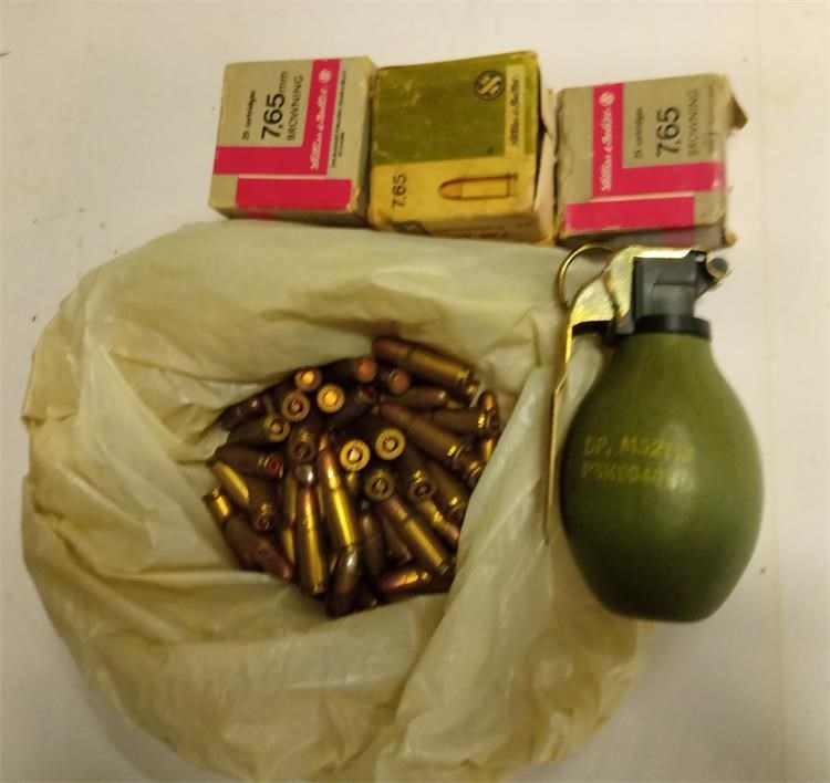 Policiji predana ručna bomba i 146 komada raznog streljiva