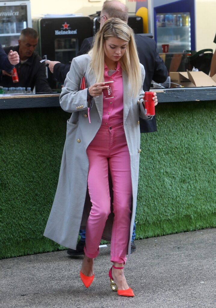 Posjetitelji na Weekend Media Festivalu, Ella se odlučila za rozu kombinaciju