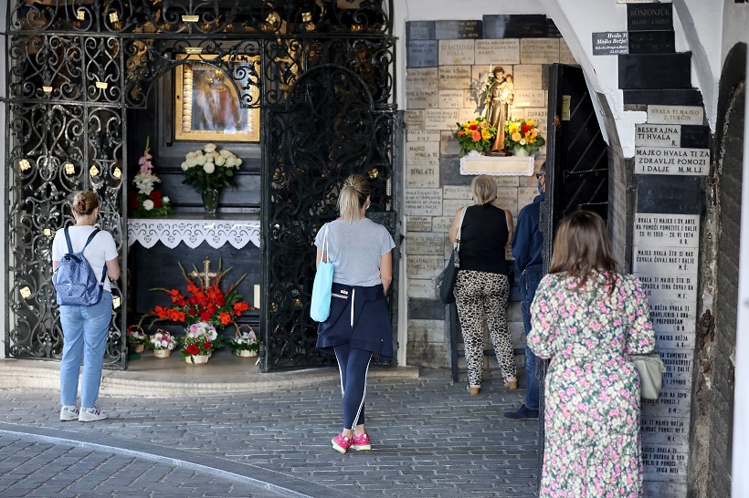 Zagreb: Na blagdan Male Gospe vjernici u molitvi na Kamenitim vratima