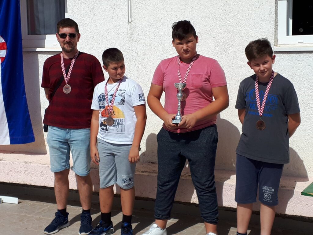 pistolj postolje - bronca 2