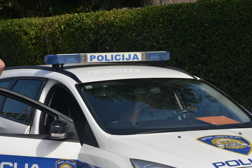 Policija kod 56-godišnjaka u vozilu pronašla oružje i streljivo
