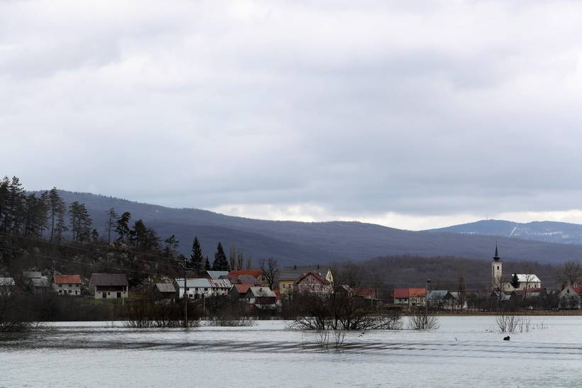 U Kosinju prosvjed zbog gradnje HES-a i molitva nad preoranim grobovima