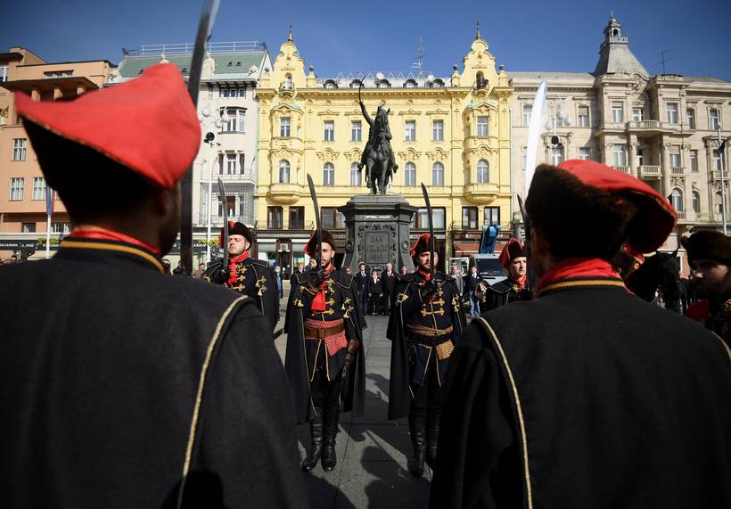 Zagreb: Nakon svečanosti na Dan kravate na glavnom Trgu zavezana kravata banu Josipu Jelačiću
