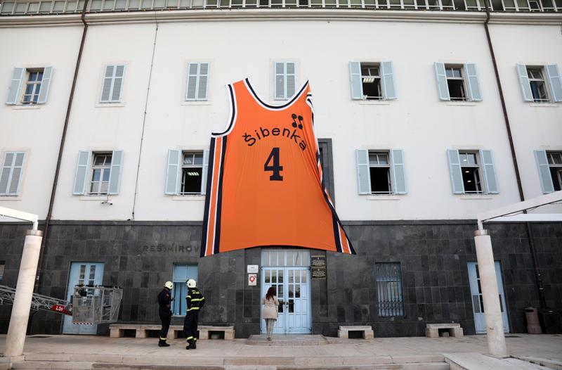 Povodom 57. rođendana Dražena Petrovića, na zgradu uprave postavljen je njegov dres