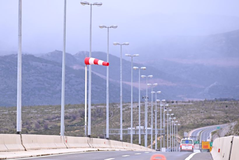 Osim za osobna vozila, zatvorena brza cesta Solin – Klis zbog udara vjetra