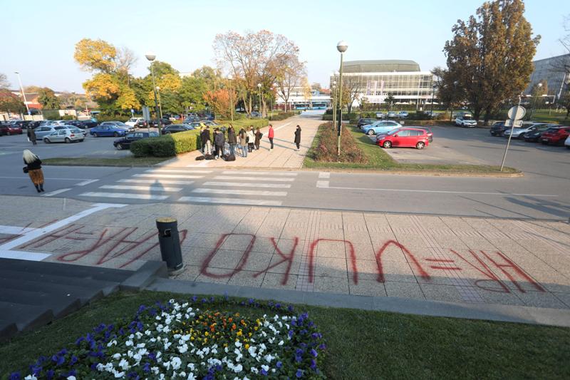 Ispred zagrebačke Gradske uprave muškarac ispisao grafit, reagirala i policija