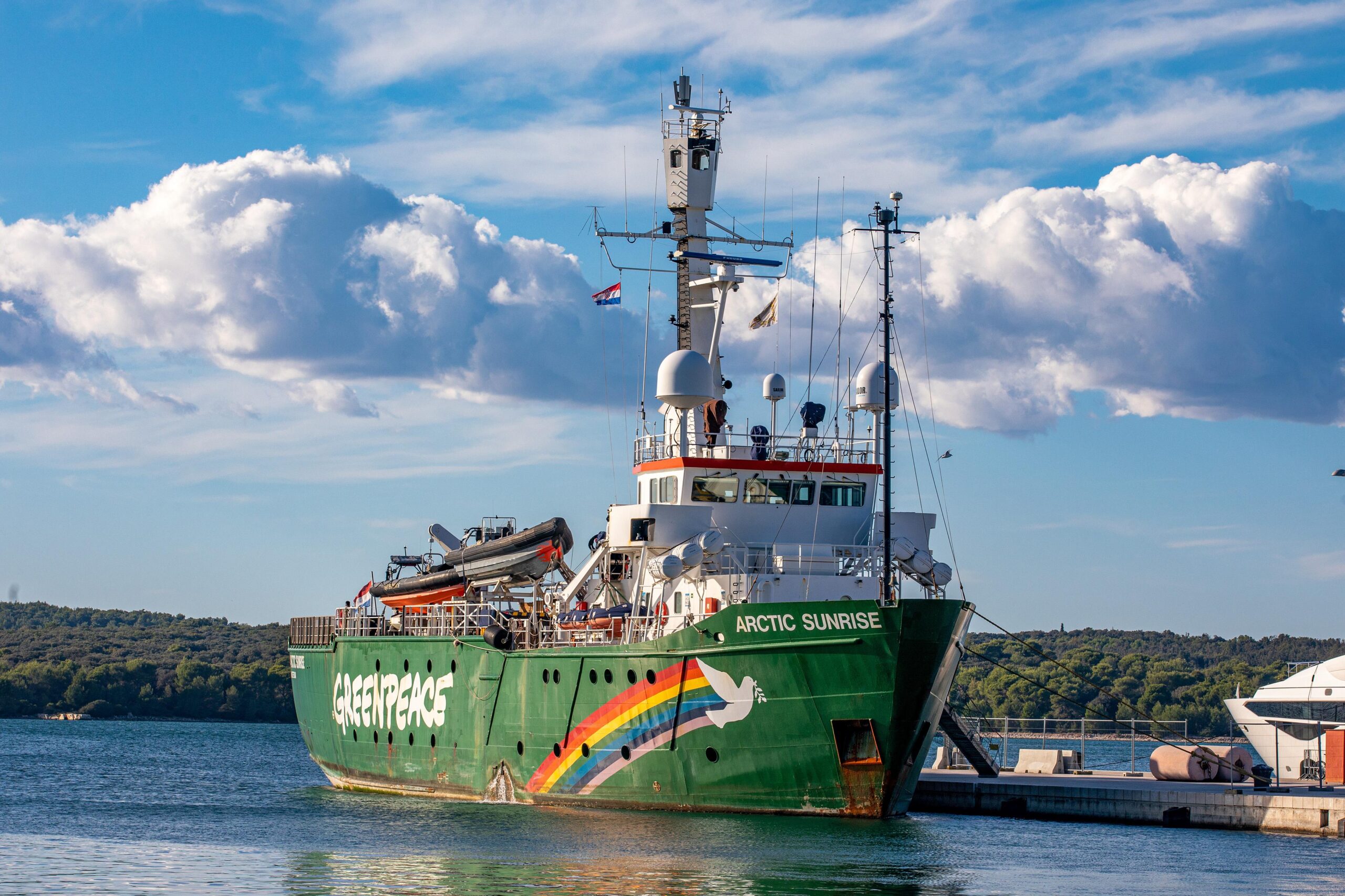 Brod Greenpeacea U Sklopu Svoje Kampanje Protiv Oglašavanja Fosilnih Goriva Usidrio Se U Puli