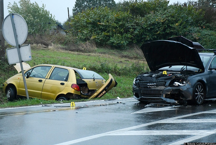 Žažina: Jedna osoba poginula u sudaru dva osobna vozila