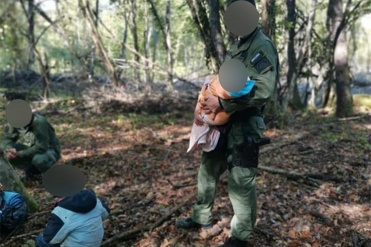 FOTO Specijalci naišli na migrante pa spasili dvoje mališana; bili su u teškom zdravstvenom stanju