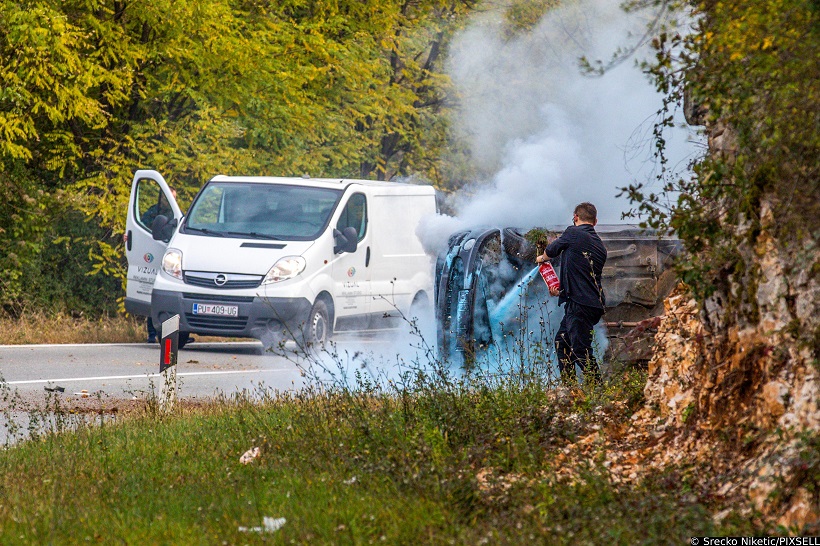 Vozač uspio ugasiti svoje vozilo