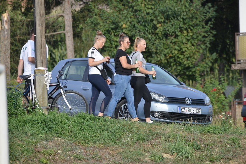 U većem dijelu zemlje umjereno, na istoku i u gorju pretežno oblačno