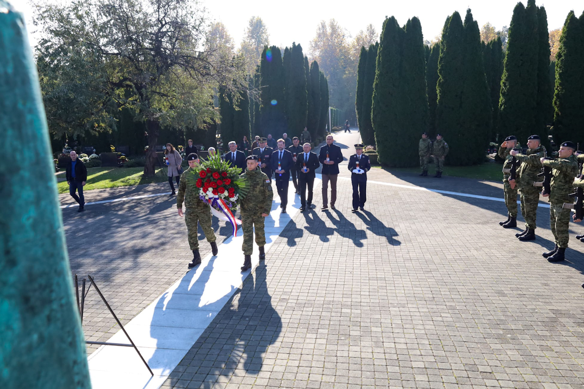 Na Memorijalnom groblju u Vukovaru vijenac i svijeće za poginule branitelje