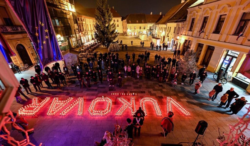 U čast grada heroja u Varaždinu lampionima ispisano ime Vukovara