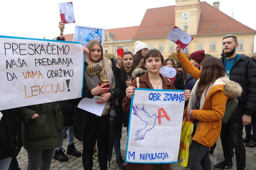 Osijek: Studenti prosvjeduju pred zgradom Rektorata zbog uvodjenja covid potvrda