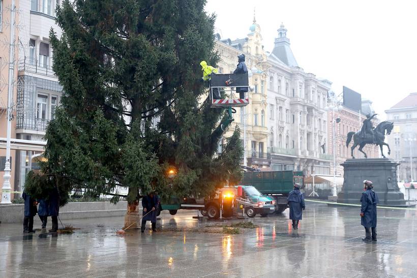 Zagreb: Postavljena božićna jelka na Trgu Bana Jelačića