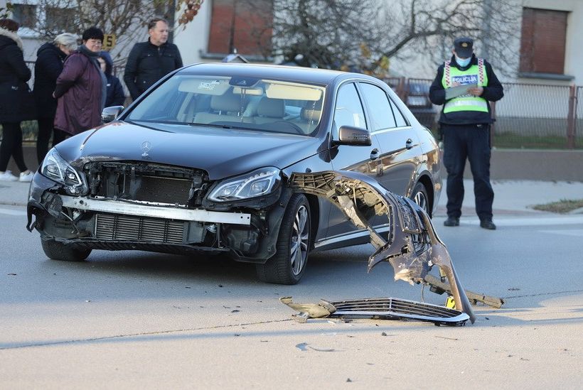 Oduzeo prednost i izazvao sudar; Mercedes ostao bez ‘nosa’; Škoda završila u ogradi