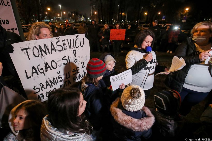 Na zagrebačkom prosvjedu jedna osoba uhićena, istovremeno i novi prosvjed  roditelja odgojitelja – Prigorski.hr