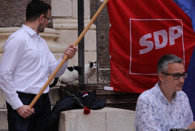 Split: Čelnici splitskog SDP-a i Stranke umirovljenika dijelili su karanfile