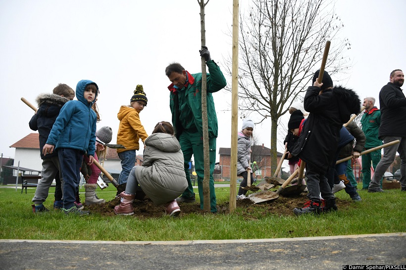 Najmlađi Bjelovarčani u akciji ‘Zasadi stablo, ne budi panj!’