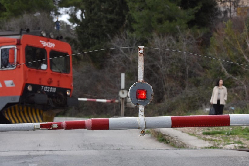 Vozilom slomio polubranik na željezničkom prijelazu