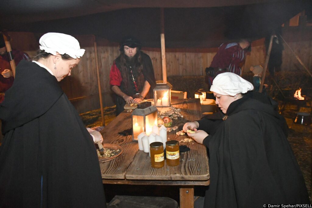 U Koprivnici otvoren Srednjovjekovni božićni sajam