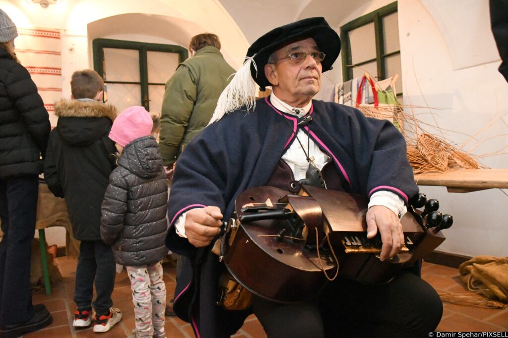 U Koprivnici otvoren Srednjovjekovni božićni sajam