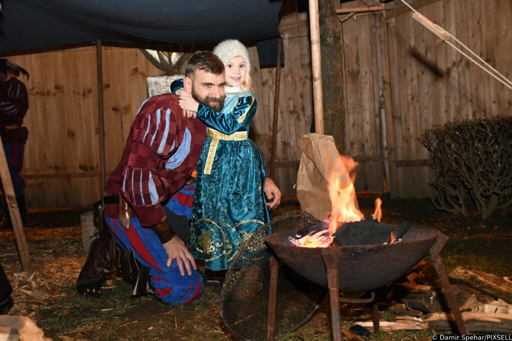 U Koprivnici otvoren Srednjovjekovni božićni sajam