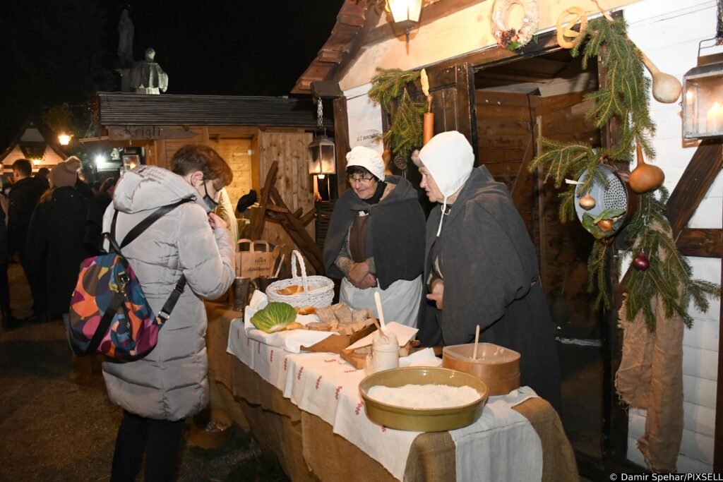 U Koprivnici otvoren Srednjovjekovni božićni sajam