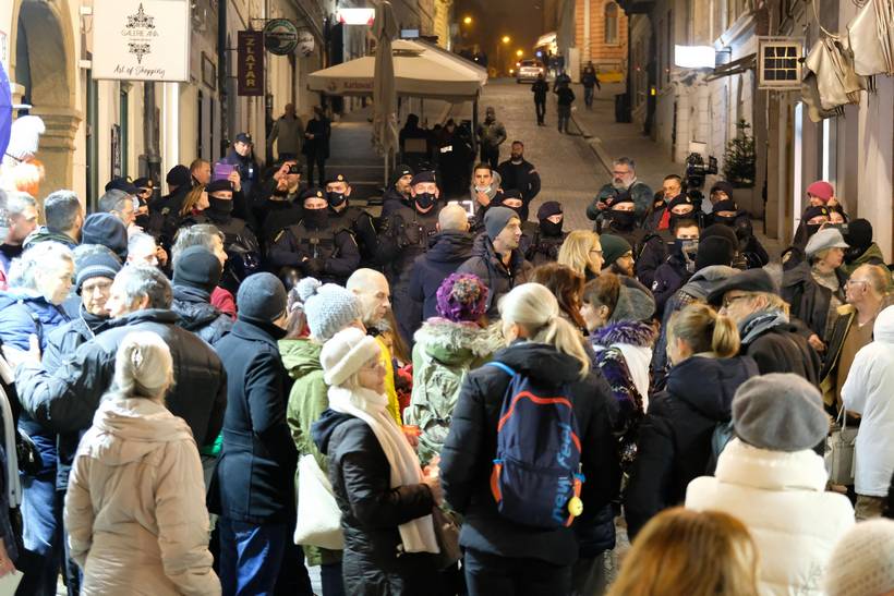 Zagreb: Bijeli tihi marš, prosvjednici se probili do Markovog tga usprkos policiji