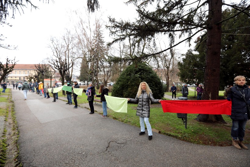 Petrinjci dočekali Plenkovića s transparentima, dali mu do znanja da nije dobrodošao