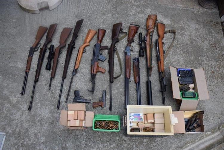 Pronašli pravi arsenal oružja kod 50-godišnjaka; oduzeli mu i oružje koje je legalno posjedovao