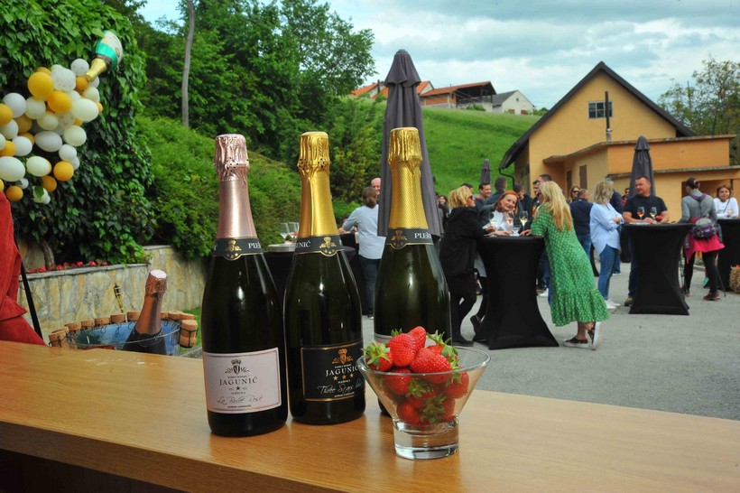 S 5 mjehurićima u Novu godinu 25. , 11. 21..odt