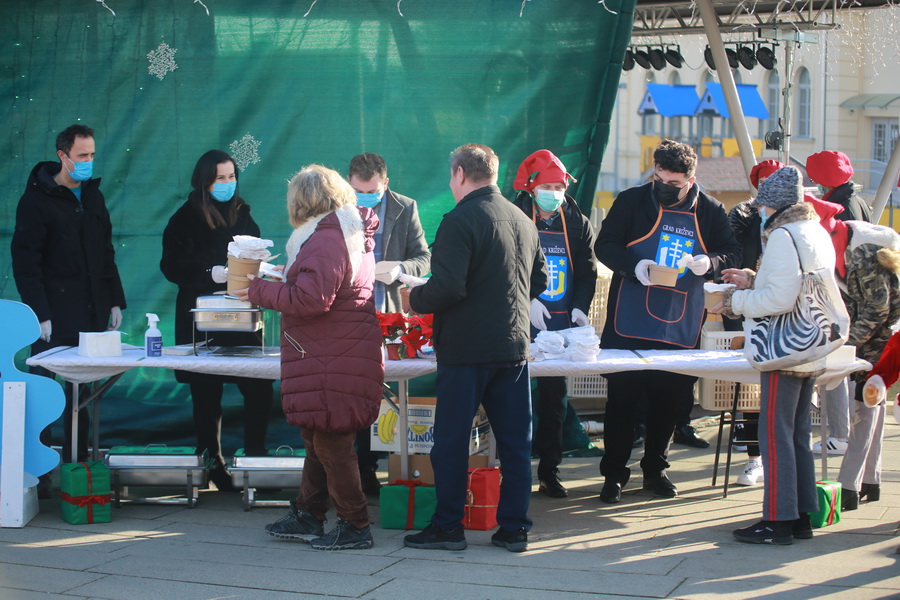 [FOTO/VIDEO] Božićni domjenak u centru Križevaca – evo što su građani danas kušali