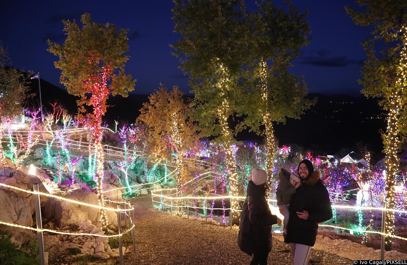 [VIDEO] U Božićnom selu ove godine zasvijetlilo više od 3 milijuna lampica