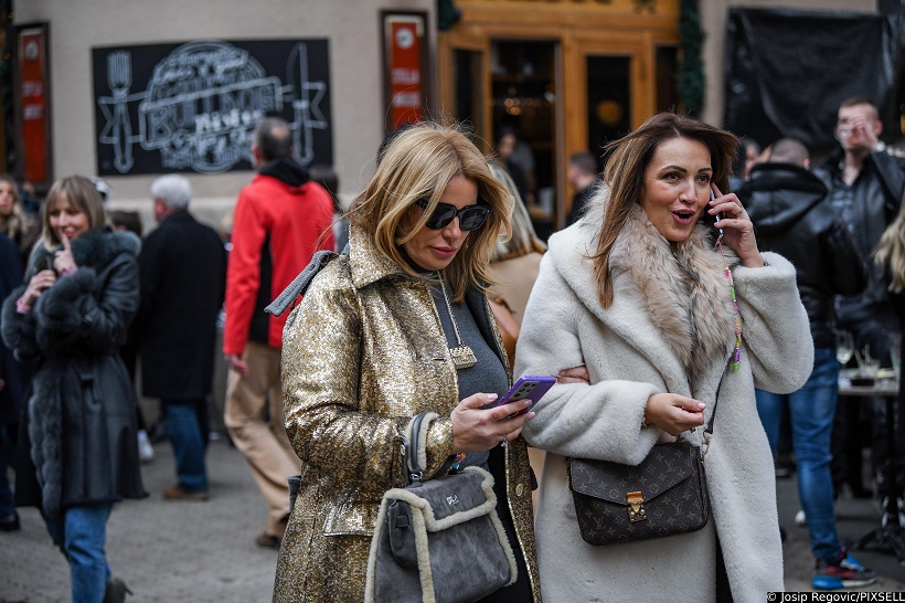 Iva Todori? proetala centrom grada u drutvu prijateljice