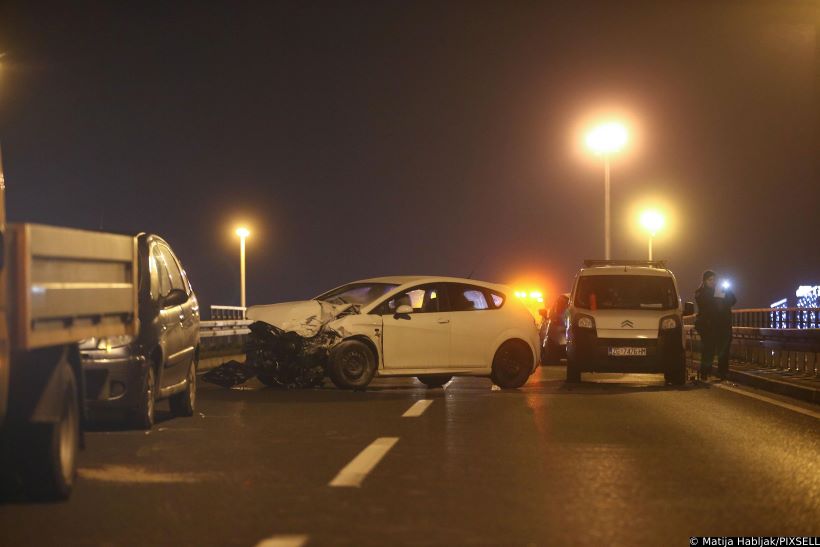 Dvije osobe ozlijeđene u sudaru četiriju vozila, promet je obustavljen