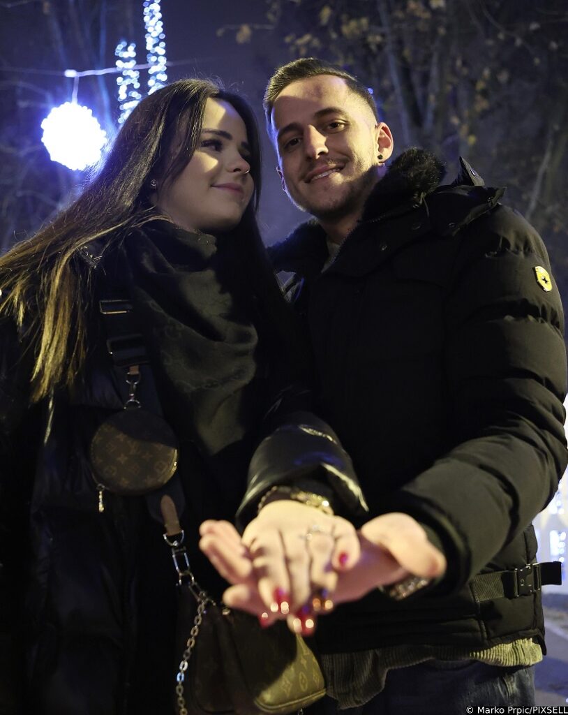 Romantična prosidba na zagrebačkom Adventu, uz latice i svijeće zaprosio djevojku na Zrinjevcu