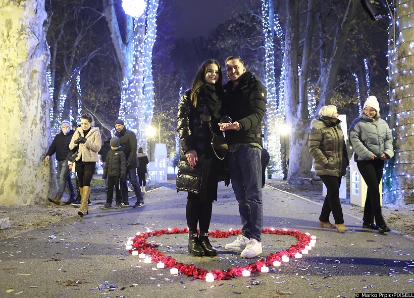 Romantična prosidba na zagrebačkom Adventu, uz latice i svijeće zaprosio djevojku na Zrinjevcu