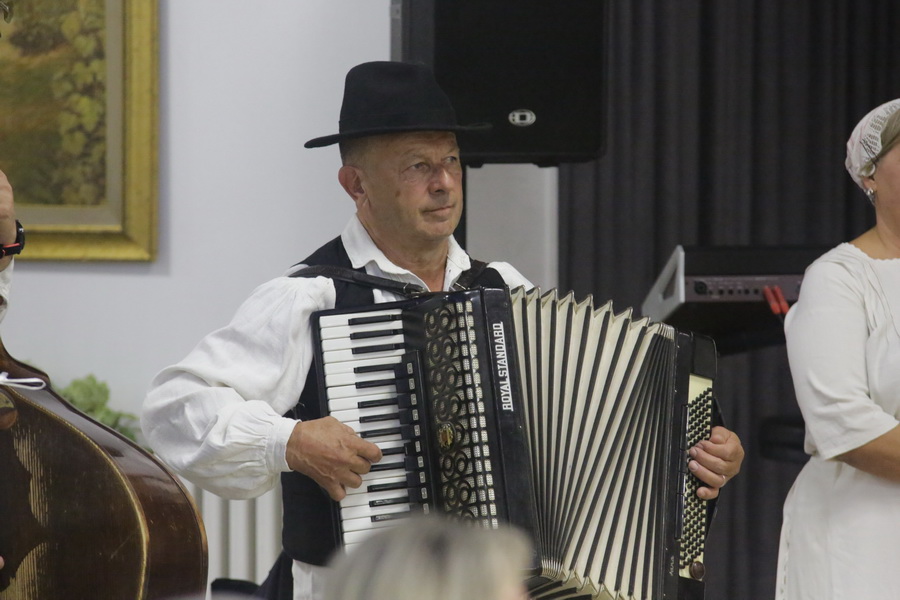 review-2021-102_resize