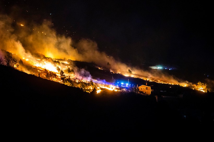 Velik požar planuo je u Lokvi Rogoznici te se širi nošen jakom burom