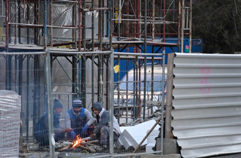 Zagreb: Radnici na izgradnji zgrade griju se pored vatre