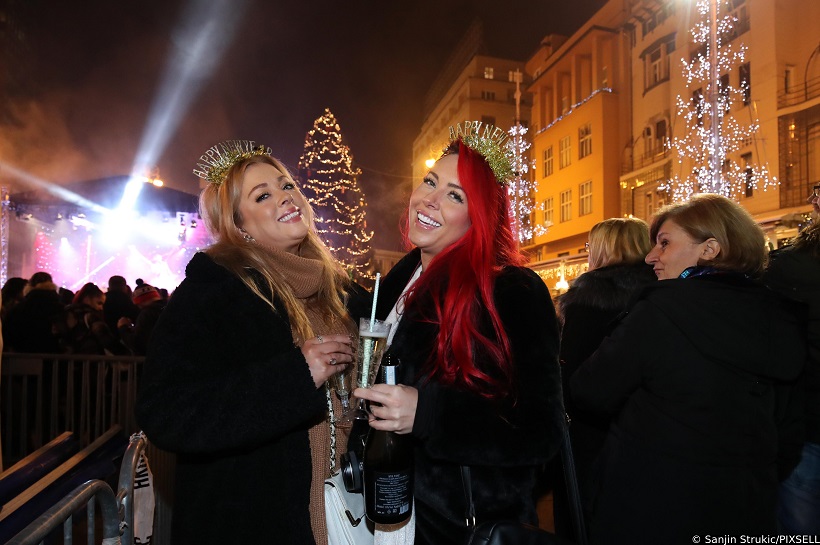 Zagrepčani na Trgu dočekali Novu godinu uz Psihomodopop