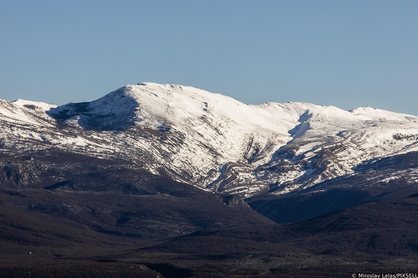 Pogled na Sinjsko polje i snjezne vrhove Kamešnice