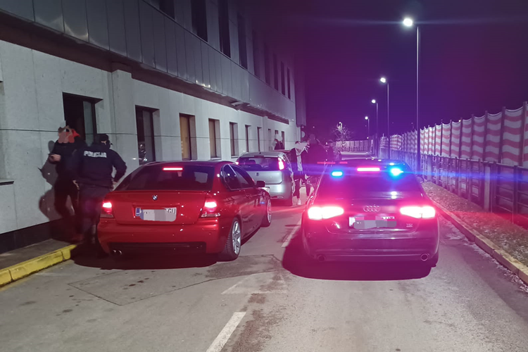 [FOTO] BRZI I ŽESTOKI Policija raskrinkala ilegalne utrke; na 20 vozila otkrivene opasne nadogradnje