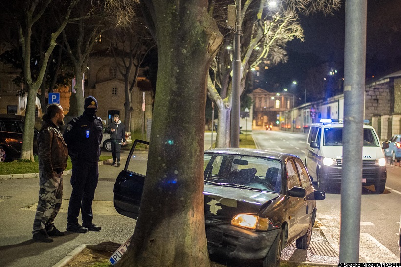 Pula: Bježali policiji u ukradenom automobilu pa se zabili u stablo