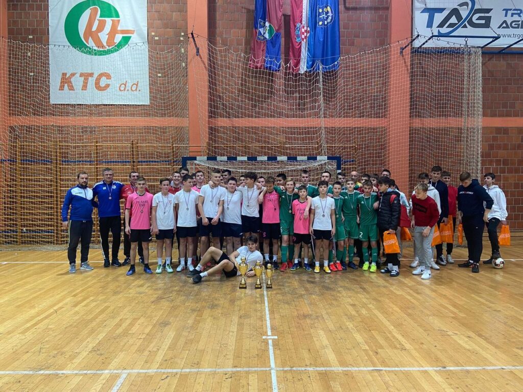 Mladi nogometaši Slaven Belupa pobijedili Križevčane i Vrbovčane i osvojili malonogometni turnir u Križevcima