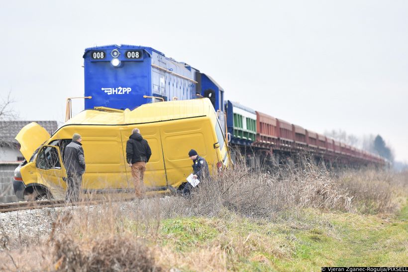 [VIDEO] Vlak naletio na kombi i gurao ga 30 metara