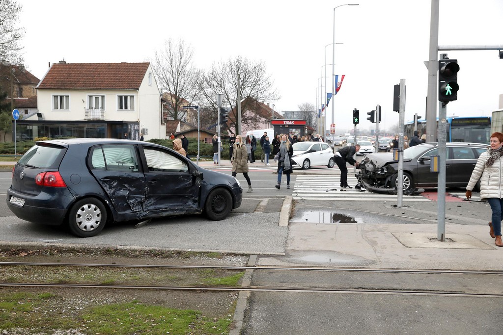 Zagreb: U jutarnjim satima sudarila se dva automobila na raskrižju kod KD Vatroslav Lisinski